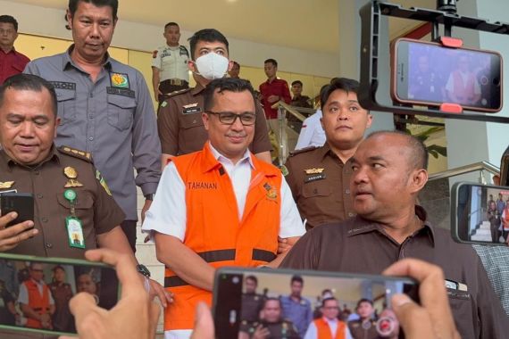 Kadisdik Riau Ditahan Jaksa Terkait Kasus SPPD Fiktif Senilai Rp 2,3 Miliar Lebih - JPNN.COM