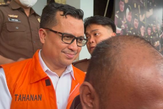 Kadisdik Riau Tengku Fauzan Tersenyum Lebar Saat Akan Dijebloskan ke Penjara - JPNN.COM
