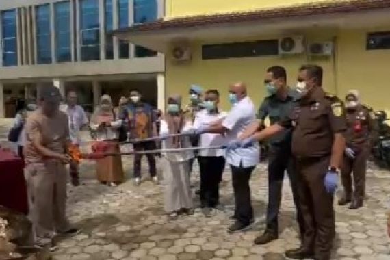 Polda Sumsel Musnahkan 432 Kilogram Mi Kuning Mengandung Formalin - JPNN.COM