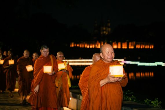 Menuju Perayaan Waisak: 40 Bhikkhu Thudong Jalan Kaki dari TMII Menuju Candi Borobudur - JPNN.COM