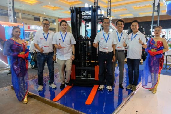 Traktor Nusantara Usung Inovasi Keberlanjutan di Forklift Exhibition 2024 - JPNN.COM