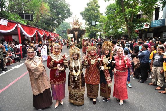 Hadiri Puncak Peringatan HUT Ke-44 Dekranas, Tyas Fatoni Turut Kenalkan Wastra Sumsel - JPNN.COM