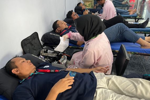 Puluhan Karyawan UNIFAM Antusias Ikuti Donor Darah - JPNN.COM