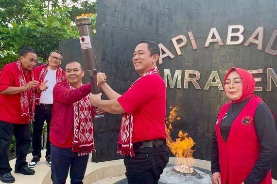 PDIP Lepas Obor Api Mrapen untuk Dibawa ke Arena Rakernas di Jakarta - JPNN.COM