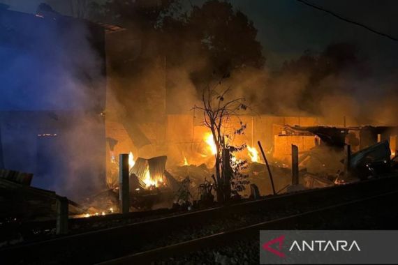 Kebakaran Rumah di Bawah Flyover Manahan Solo, 25 Warga Dievakuasi - JPNN.COM