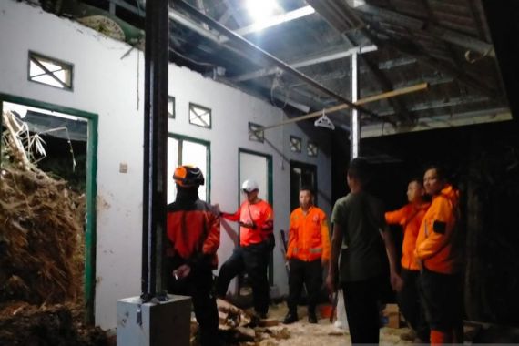 Penjaga Pondok Pesantren di Sukabumi Meninggal Dunia Akibat Longsor - JPNN.COM