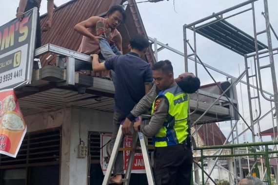 Aksi Heroik Polantas di Pekanbaru Selamatkan Buruh Tersengat Listrik Bertegangan Tinggi - JPNN.COM