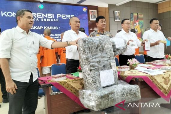 3 Pria di Sumbar Ditangkap Polisi terkait Kasus 23 Kg Ganja - JPNN.COM