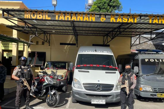 KPK Menyita 2 Mobil SYL yang Disembunyikan di Makassar, Bukan Kendaraan Murahan - JPNN.COM