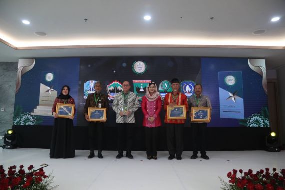 Selamat! Pemprov Jateng Raih 4 Kategori Anugerah Adinata Syariah 2024 - JPNN.COM