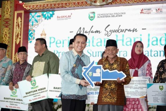 Pj Gubernur Agus Fatoni Serahkan Berbagai Bantuan & Penghargaan di Acara HUT ke-78 Sumsel - JPNN.COM