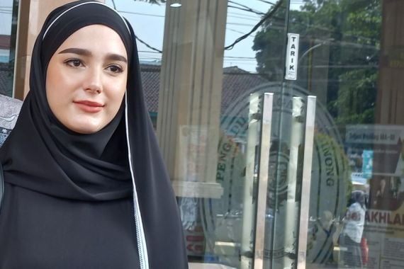3 Berita Artis Terheboh: Gugatan Yasmine Ow Dibatalkan, Penyebab Baim Wong Batal Naik Haji - JPNN.COM