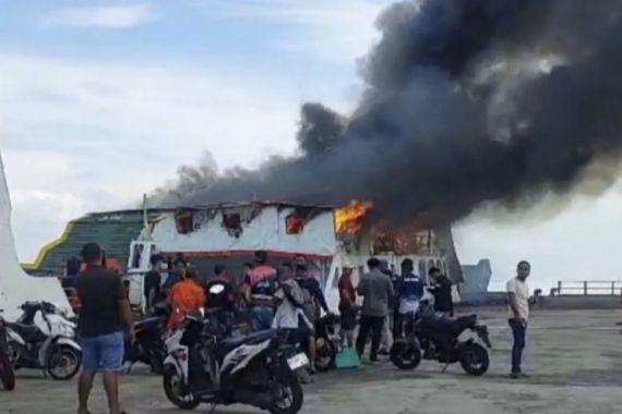 Kapal Penyeberangan Terbakar di Bengkalis, Diduga Gegara Arus Pendek - JPNN.COM