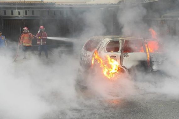 1 Mobil Bermuatan BBM Jenis Pertalite Terbakar di Kota Jambi - JPNN.COM