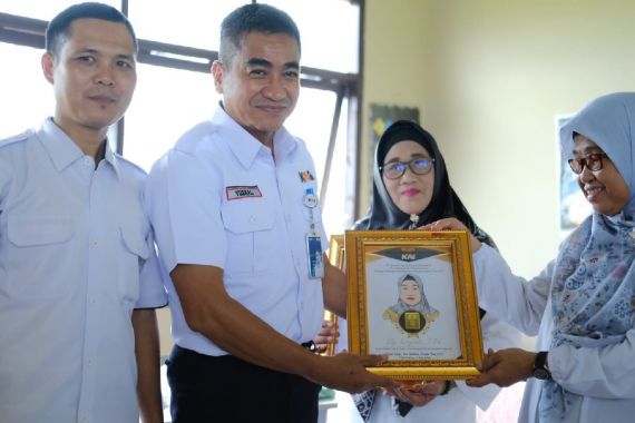 Peduli Pendidikan, KAI Divre III Palembang Beri Penghargaan kepada Guru - JPNN.COM