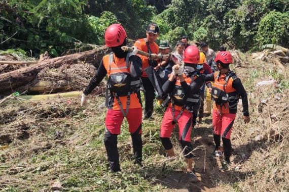 Dramatis, 6 Orang di Atap Mobil Terbawa Arus Banjir Ogan Komering Ulu - JPNN.COM