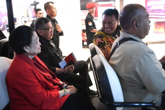 Megawati Tiba di Arena Rakernas, Lihat Siapa yang Menyambut - JPNN.COM