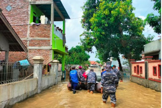 Prajurit TNI AL Membantu Warga Terdampak Banjir di Cirebon - JPNN.COM