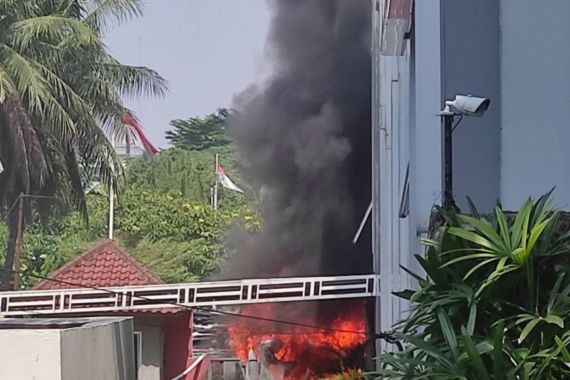 Kebakaran di Universitas Trisakti dari Korsleting Bus - JPNN.COM