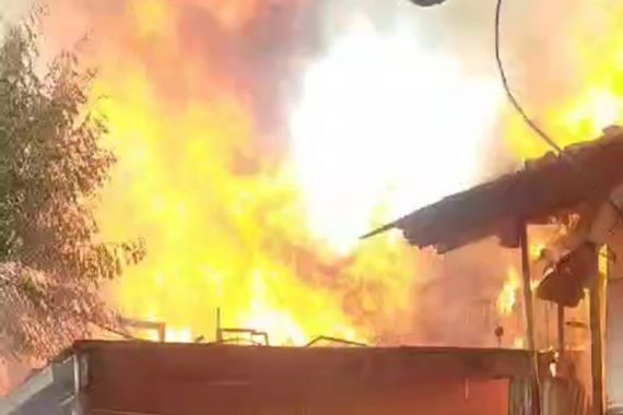 Kebakaran Melanda 13 Rumah Tinggal di Palmerah Jakarta Barat - JPNN.COM