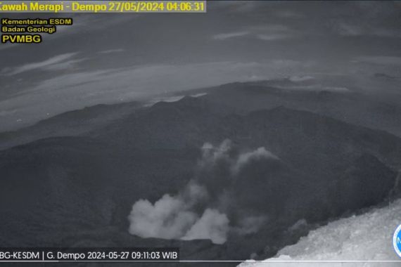 Gunung Dempo Erupsi, Embuskan Material Setinggi 300 Meter - JPNN.COM
