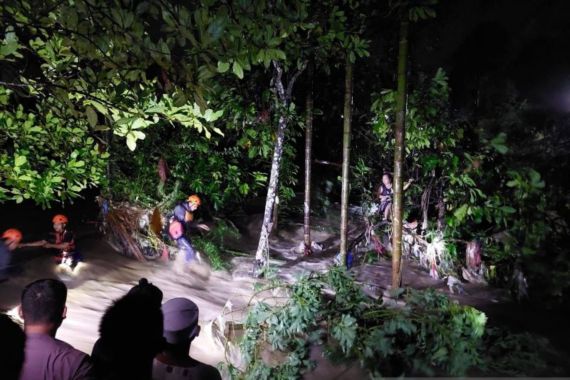 Sempat Hilang, 3 Korban Banjir di Tanggamus Ditemukan Selamat - JPNN.COM