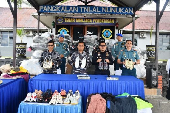 TNI AL Menggagalkan Penyelundupan 50 Karung Ballpress Asal Malaysia di Perairan Nunukan - JPNN.COM