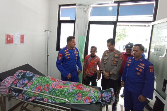 Detik-Detik Warga Tangerang Terseret Ombak Besar di Pantai Pasir Putih Karang Meong - JPNN.COM
