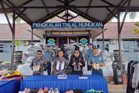Bea Cukai-TNI AL Gagalkan Penyelundupan Pakaian & Sepatu Bekas di Perairan Nunukan - JPNN.COM