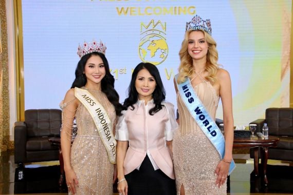 Krystyna Pyszkova Hadiri Malam Puncak Miss Indonesia 2024 - JPNN.COM