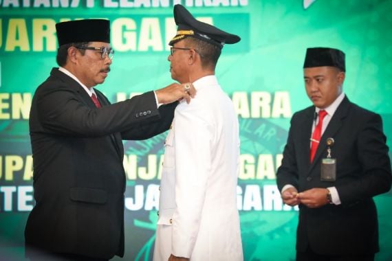 Nana Sudjana Lantik Anak Buahnya Jadi Pj Bupati Banjarnegara, Beri Pesan Penting - JPNN.COM