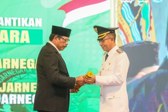 Pesan Nana Sudjana Saat Melantik Masrofi jadi Pj Bupati Banjarnegara: Harus Lebih Inovatif - JPNN.COM