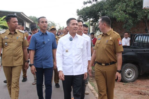 100 Lampu PJU Program Developer Peduli Dipasang di Gandus Palembang, Ratu Dewa Bilang Begini - JPNN.COM