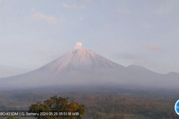 Gunung Semeru Erupsi Lagi, Tinggi Kolom Letusan 500 meter - JPNN.COM