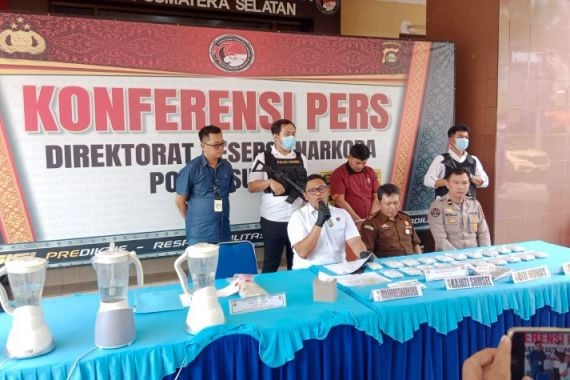 Menguasai Belasan Ribu Butir Pil Ekstasi, 2 Kurir Diringkus Polisi di Sumsel - JPNN.COM