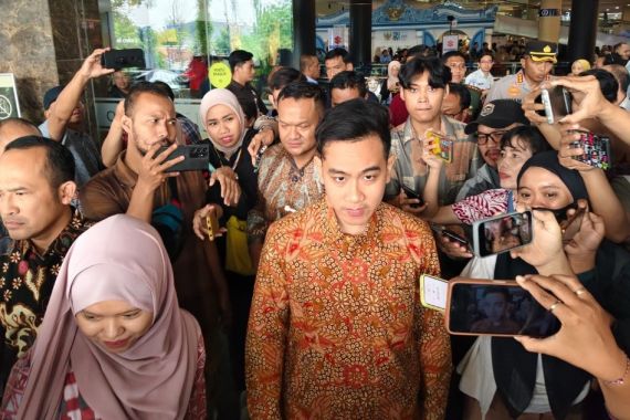 Gibran Obrolkan Ini Bareng Jokowi saat Tak Hadiri Rakernas PDIP - JPNN.COM