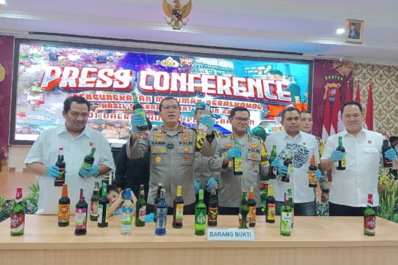 75 Ribu Botol Miras Disita Polda Banten, Irjen Abdul Karim: Semoga Tingkat Kejahatan Makin Menurun - JPNN.COM