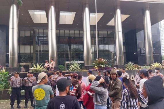 Puluhan Massa Amarah Minta KPK Turun ke Melawi - JPNN.COM