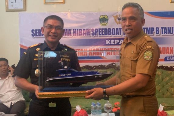 Berikan Manfaat, Bea Cukai Serahkan Satu Unit Speed Boat ke Pemkab Lingga - JPNN.COM