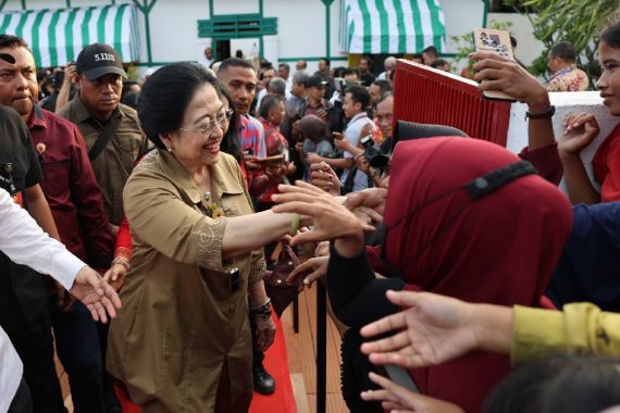 Menyambangi Rumah Pengasingan Bung Karno, Megawati Ditemani Ganjar-Mahfud  - JPNN.COM