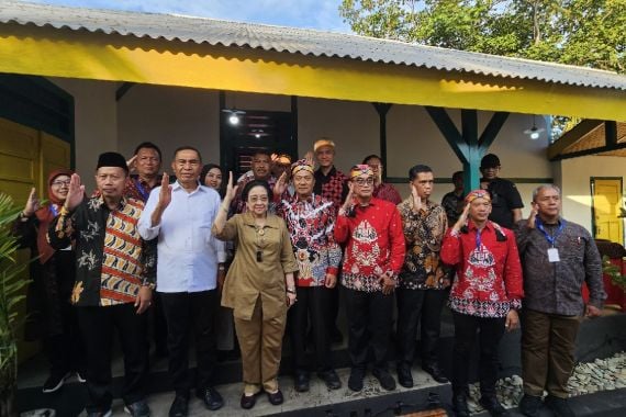 Bertandang ke Ende, Megawati Mengukuhkan Organisasi Jaket Bung Karno - JPNN.COM