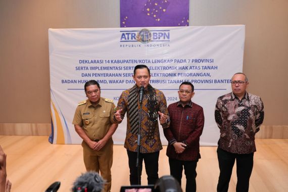 Menteri AHY Serahkan Sertifikat Tanah Elektronik Kepada Masyarakat Banten - JPNN.COM