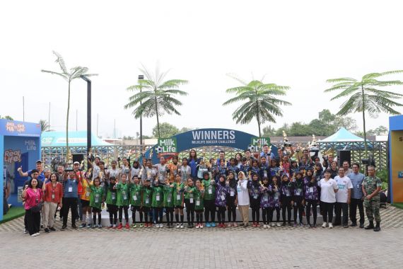 MilkLife Soccer Challenge Tangerang 2024: SDN Buaran 01 Tangsel & SDN Kunciran 4 B Tangerang Juara - JPNN.COM