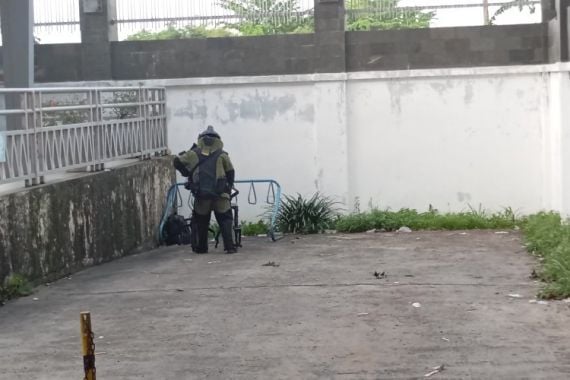 Bukan Bom, Tas Hitam di Bawah Tangga Stasiun LRT RSUD Siti Fatimah Ternyata Berisi Ini - JPNN.COM