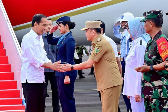 Pj Gubernur Sumsel Agus Fatoni Sambut Langsung Presiden Jokowi Setibanya di Lubuklinggau - JPNN.COM