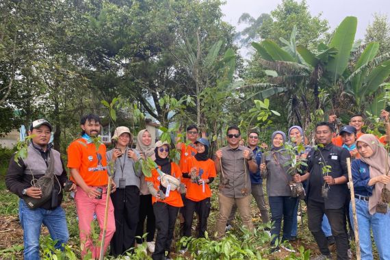 HUT ke-25, PNM Sukabumi Tanam 100 Pohon Endemik - JPNN.COM