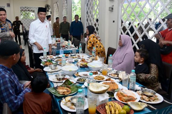 Momen Jokowi Salat Jumat & Makan Bersama Masyarakat Seusai Resmikan Tol di Riau - JPNN.COM