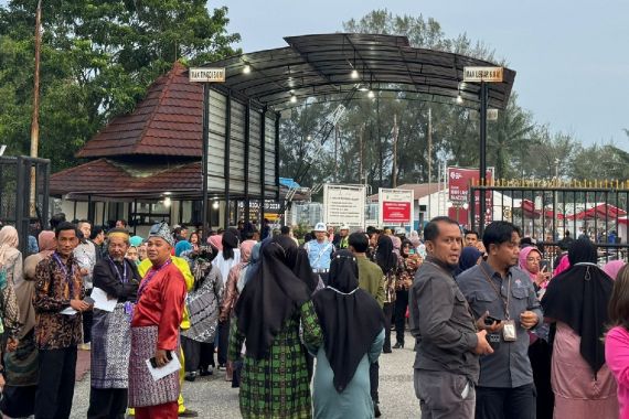 Ribuan Masyarakat Hadiri Upacara Hari Pancasila Bersama Jokowi di Dumai - JPNN.COM