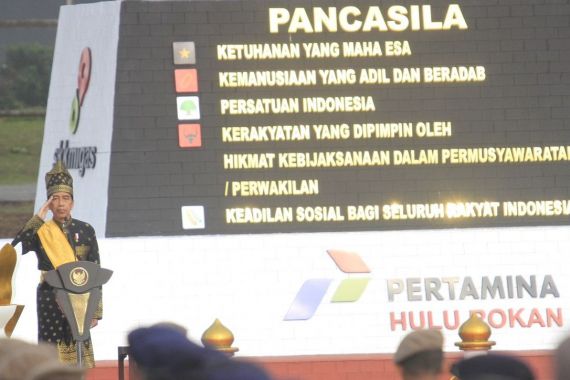 Pimpin Upacara Harlah Pancasila di Dumai, Jokowi Kenakan Baju Teluk Belanga - JPNN.COM