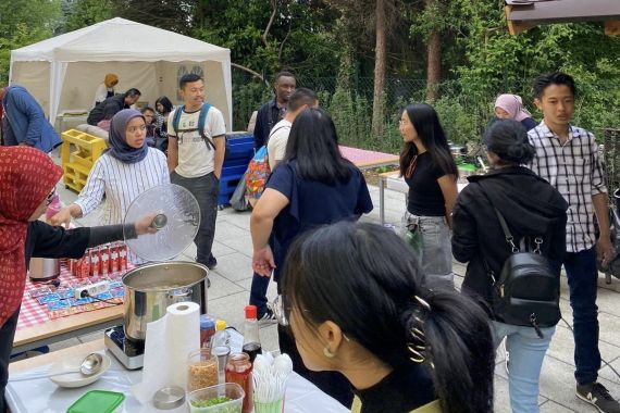 PPI Munich Sukses Menyelenggarakan Bazaar Makanan Indonesia di Jerman - JPNN.COM